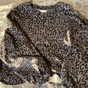 cropped oversized look sleeve cheetah print sweatshirt!